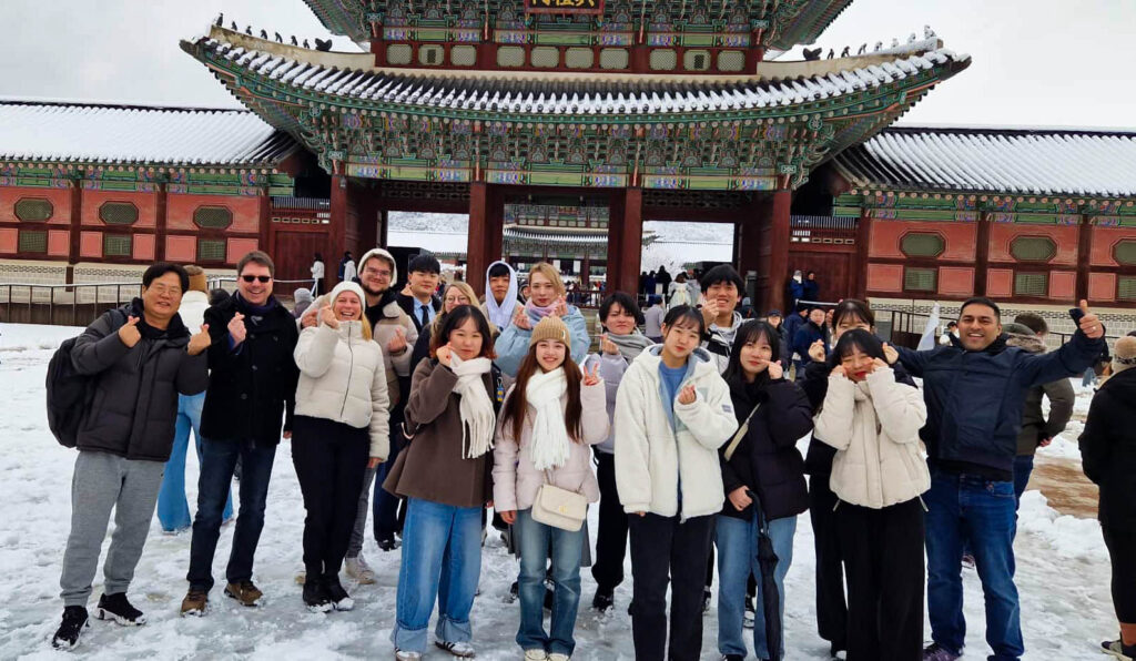 Gruppenfoto im Schnee vor Präsidentenpalast