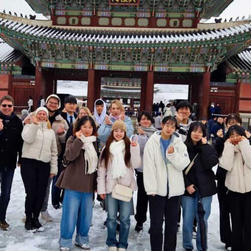 Gruppenfoto im Schnee vor Präsidentenpalast