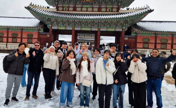 Gruppenfoto im Schnee vor Präsidentenpalast