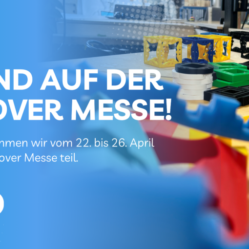 blauer Hintergrund und bunte Würfelsysteme mit Schrift