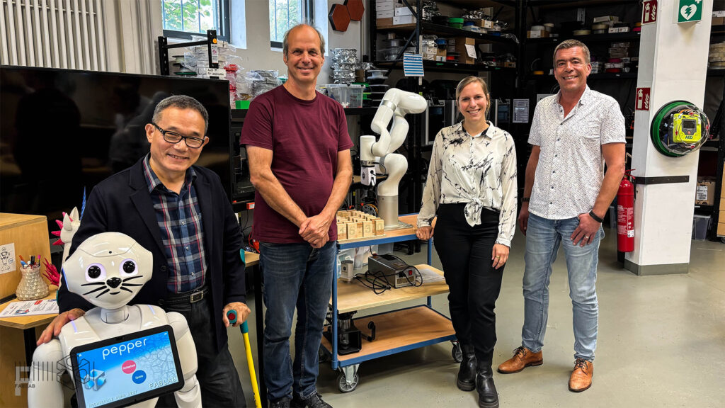 Pepper als Fotomotiv,
weiter Yonggi, Michael, Kerstin und Jan (Prof. Dr. Jan Pawlowski)